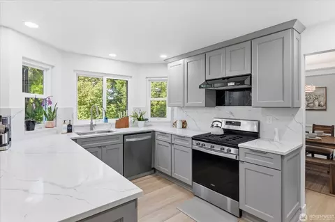 Kitchen - 16832 119th Pl NE, Bothell, WA 98011 photo 4 of 5