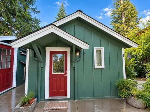 9986 NEwing St, Bainbridge Island, WA 98110