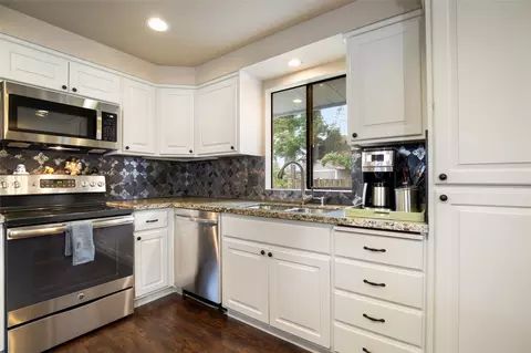 Kitchen - 9116 10th Ave SE, Everett, WA 98208 photo 5 of 5