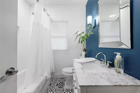 Bath - 2306 Pine St, Everett, WA 98201 photo 2 of 3