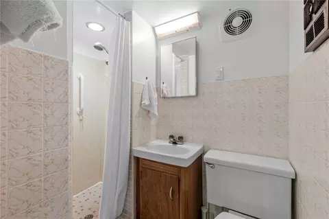 Bath - 2306 Pine St, Everett, WA 98201 photo 1 of 3