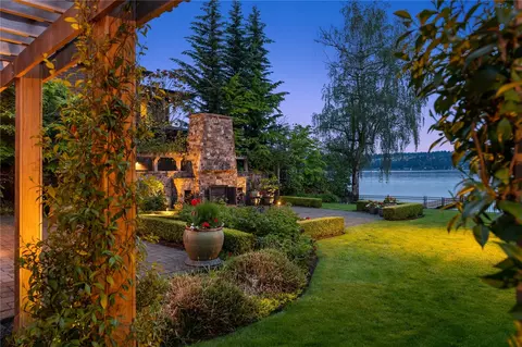 185 E Lake Sammamish Pkwy SE, Sammamish, WA 98074