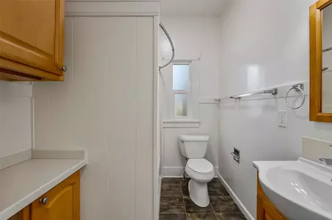Bath - 2427 Monroe Ave, Everett, WA 98203 photo 2 of 2