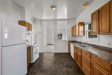 Kitchen - 2427 Monroe Ave, Everett, WA 98203 photo 2 of 6