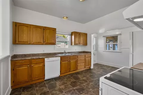 Kitchen - 2427 Monroe Ave, Everett, WA 98203 photo 4 of 6