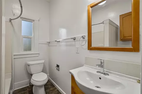 Bath - 2427 Monroe Ave, Everett, WA 98203 photo 1 of 2