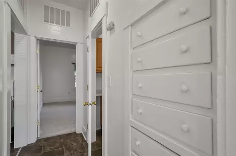 Entry Way - 2427 Monroe Ave, Everett, WA 98203 photo 2 of 2