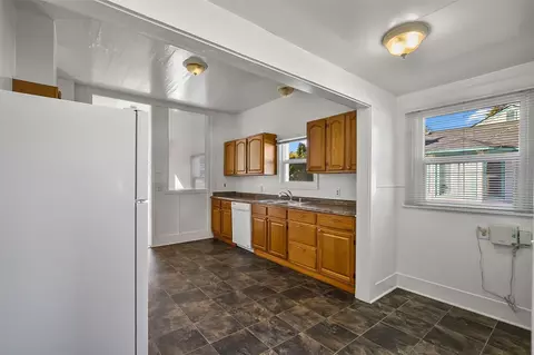 Kitchen - 2427 Monroe Ave, Everett, WA 98203 photo 5 of 6