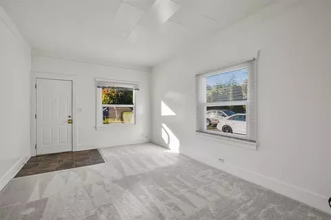 Living - 2427 Monroe Ave, Everett, WA 98203 photo 2 of 4