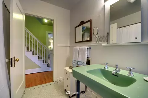 1401 N 40th St, Seattle, WA 98103 photo 7