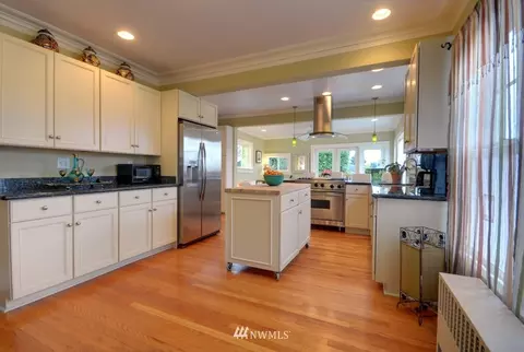 1401 N 40th St, Seattle, WA 98103 photo 3