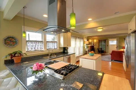 1401 N 40th St, Seattle, WA 98103 photo 4