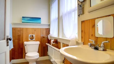 1401 N 40th St, Seattle, WA 98103 photo 9