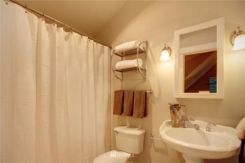 414 Malden Ave E #E, Seattle, WA 98112 photo 10
