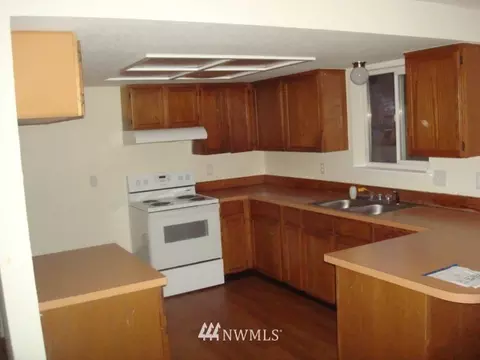 406 E Locust St, Centralia, WA 98531 photo 4