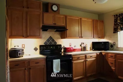 70 E Warbler Ct, Allyn, WA 98524 photo 8