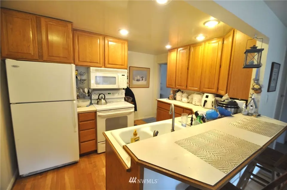  8235 36th Ave NE, Seattle, WA 98115 photo 2