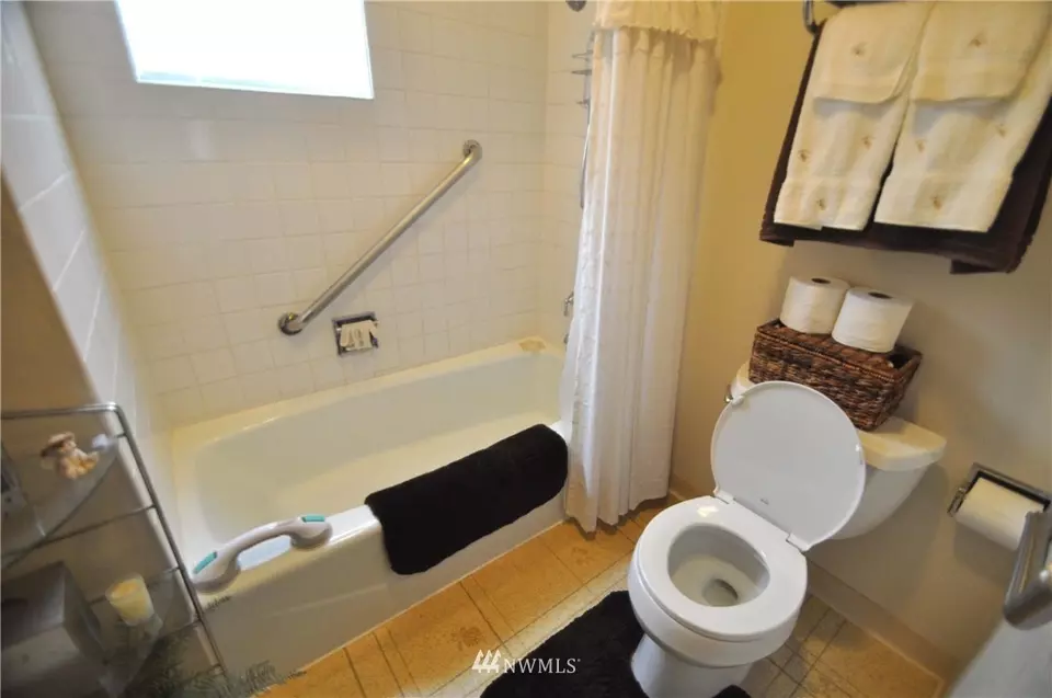  8235 36th Ave NE, Seattle, WA 98115 photo 12