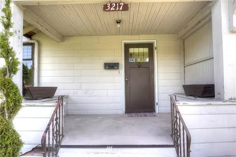 3217 Rockefeller Ave, Everett, WA 98201 photo 2