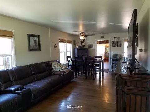 1360 Marion St, Enumclaw, WA 98022 photo 2