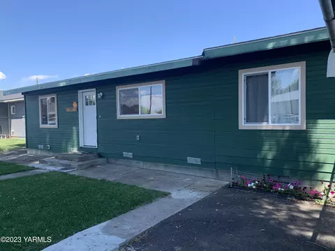809 E 1st St, Toppenish, WA 98948 photo 1