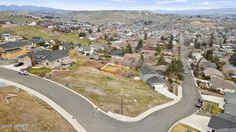 110 S 10th St, Selah, WA 98942