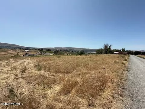 Nka Highpoint Landing Dr, Yakima, WA 98901