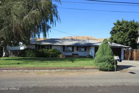 2703 Cascade Rd, Yakima, WA 98901