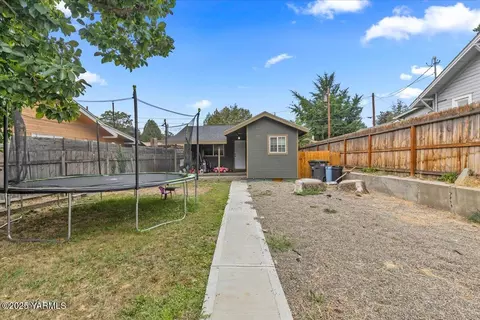 422 S 17th Ave, Yakima, WA 98902