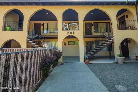 703 S 38th Ave # 8, Yakima, WA 98901