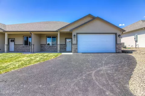 410 S 97th Ave, Yakima, WA 98908