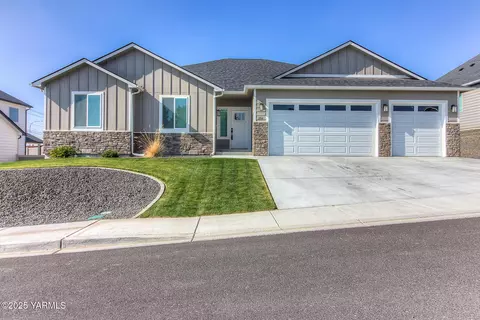 204 Rainier Dr, Yakima, WA 98908