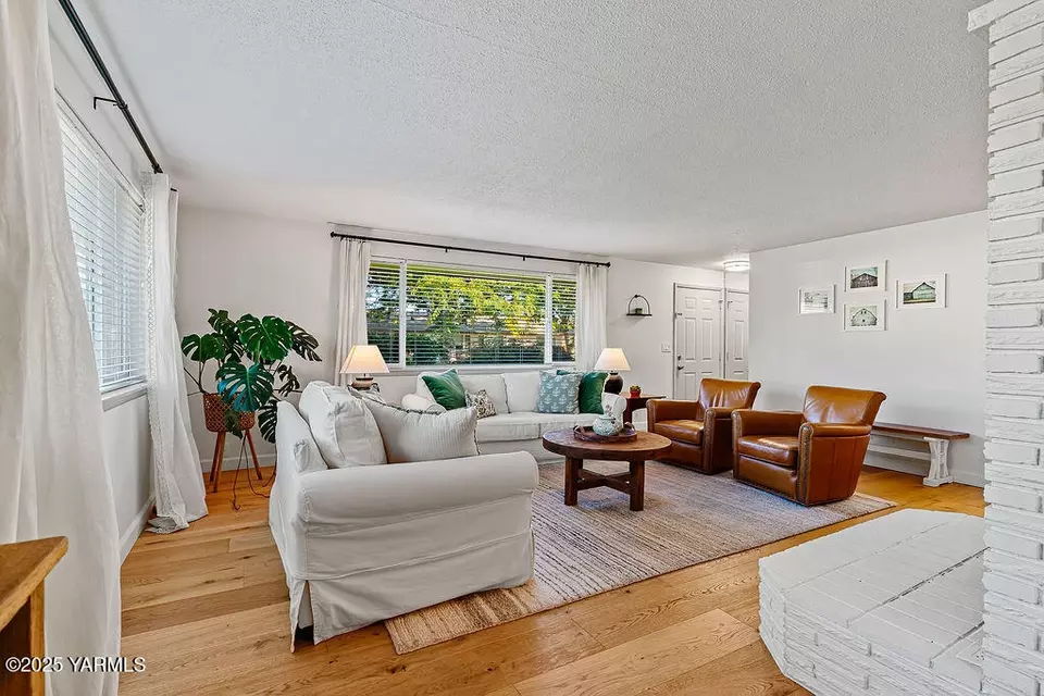 Living - 1115 S 28th Ave, Yakima, WA 98902 photo 1 of 5