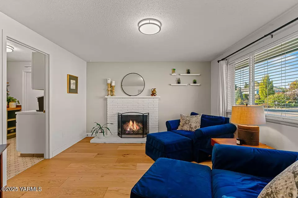 Living - 1115 S 28th Ave, Yakima, WA 98902 photo 5 of 5