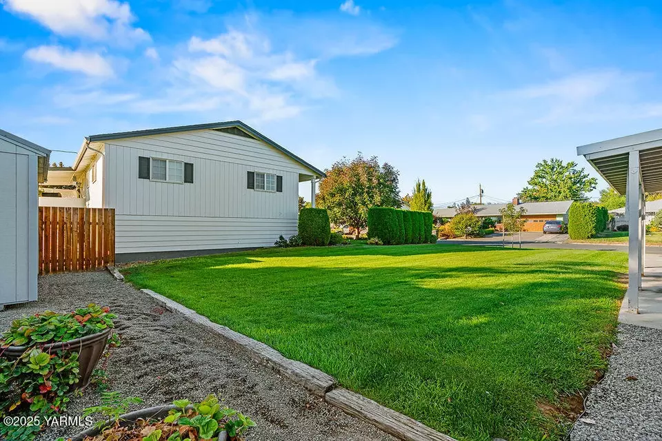 Exterior - 1115 S 28th Ave, Yakima, WA 98902 photo 8 of 10