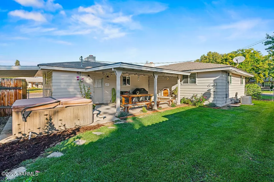 Exterior - 1115 S 28th Ave, Yakima, WA 98902 photo 5 of 10