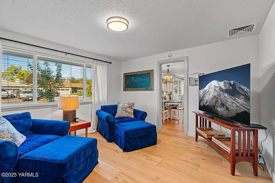 Living - 1115 S 28th Ave, Yakima, WA 98902 photo 4 of 5