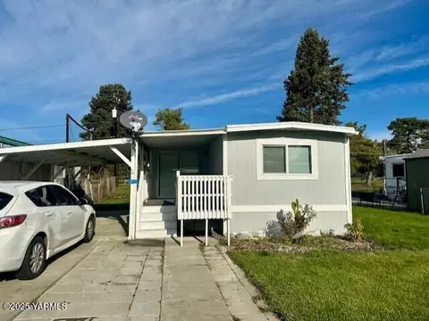 451 Pence Rd #20, Yakima, WA 98908