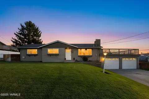 701 Lockhart Dr, Yakima, WA 98901