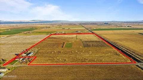 6263 Ashue Rd, Wapato, WA 98951
