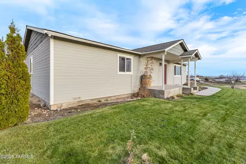 150 Solar Ln, Yakima, WA 98901