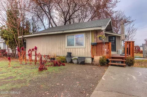 423 E Wine Country Rd, Grandview, WA 98930