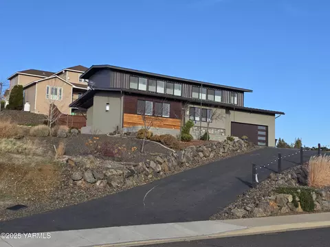 8301 Viewcrest Way, Yakima, WA 98908