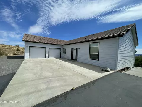 8907 Scenic Dr, Yakima, WA 98908
