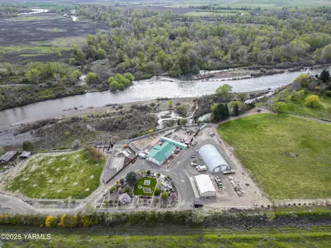 1202 W Hudson Rd, Granger, WA 98932