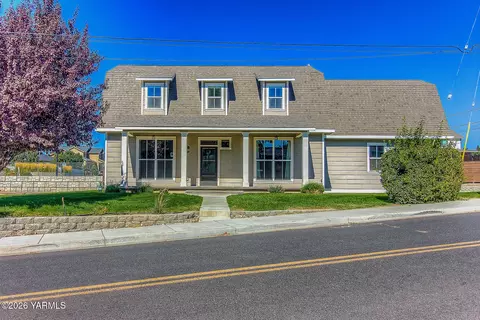 221 Fourth Ave, Zillah, WA 98953