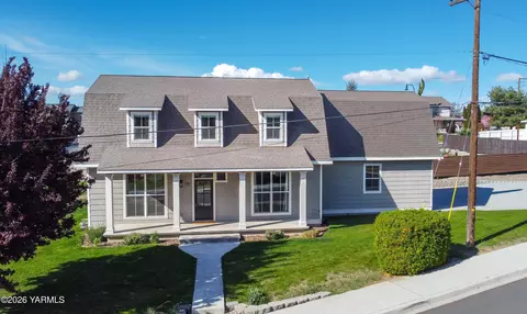 221 Fourth Ave, Zillah, WA 98953