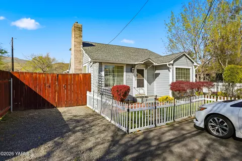 211 E Second St, Naches, WA 98937