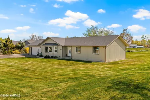 15771 Fisk Rd, Yakima, WA 98908