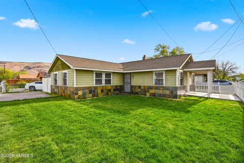 1301 N 2nd St, Yakima, WA 98901
